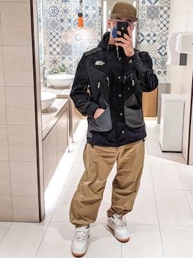 「AIR FORCE 1」｜「アイテム（マウンテンパーカー）」を使った、RoxsoulLeeさん（メンズ・170cm）の秋コーディネート