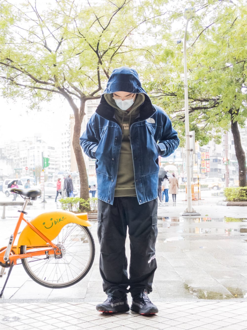 「THE NORTH FACE、ootd、FR2、THEAPARTMENTSTORE、GORE-TEX、New Balance」｜「THE NORTH FACEのGTX Denim Mountain Jacket NP61931R（マウンテンパーカー、ブルー系）」を使った、RoxsoulLeeさん（メンズ・170cm）の冬コーディネートの1枚目の写真