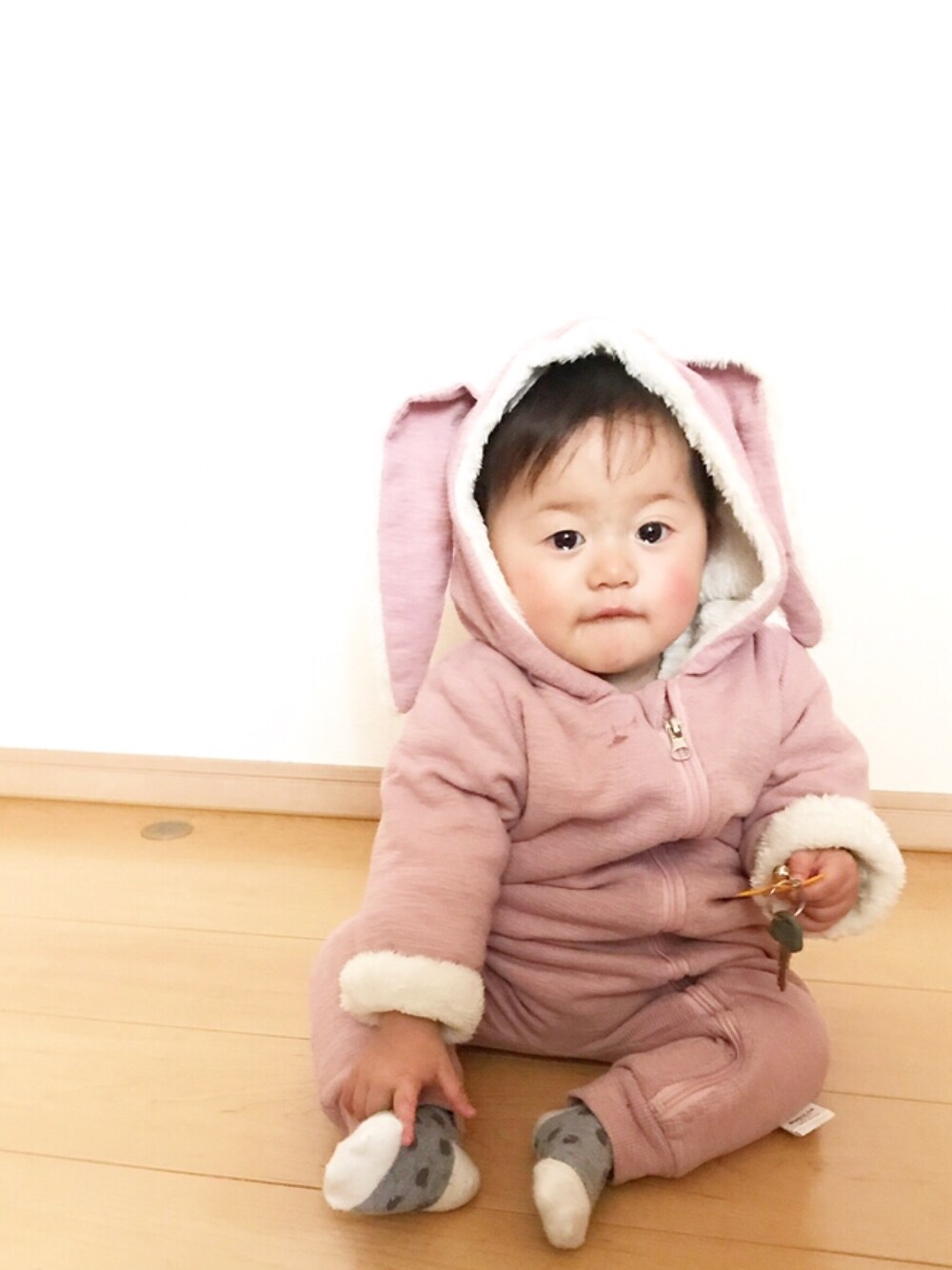 「赤ちゃん、ベビー、9ヶ月、女の子、女の子コーデ、ベビーコーデ、うさぎ」｜「韓国子供服のアイテム（ジャケット/アウター、ピンク系）」を使った、_a_o_i_さん（キッズ・80cm）の春コーディネートの1枚目の写真