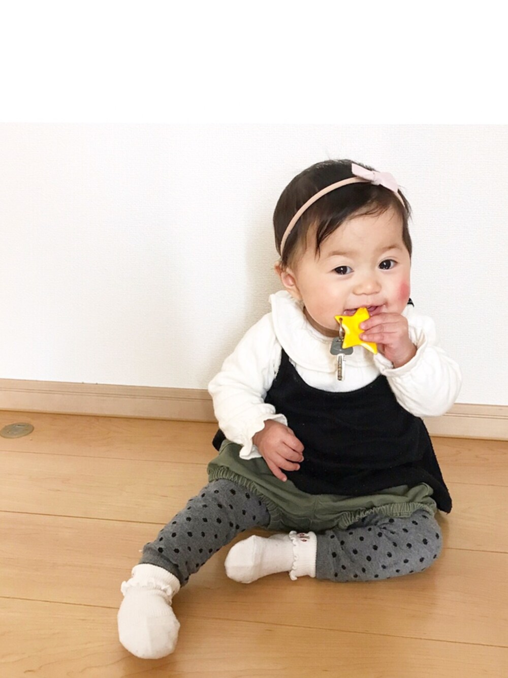 「赤ちゃん、ベビー、9ヶ月、女の子、女の子コーデ、ベビーコーデ」｜「Handmadeのアイテム（ヘアバンド、ピンク系）」を使った、_a_o_i_さん（キッズ・80cm）の春コーディネートの1枚目の写真