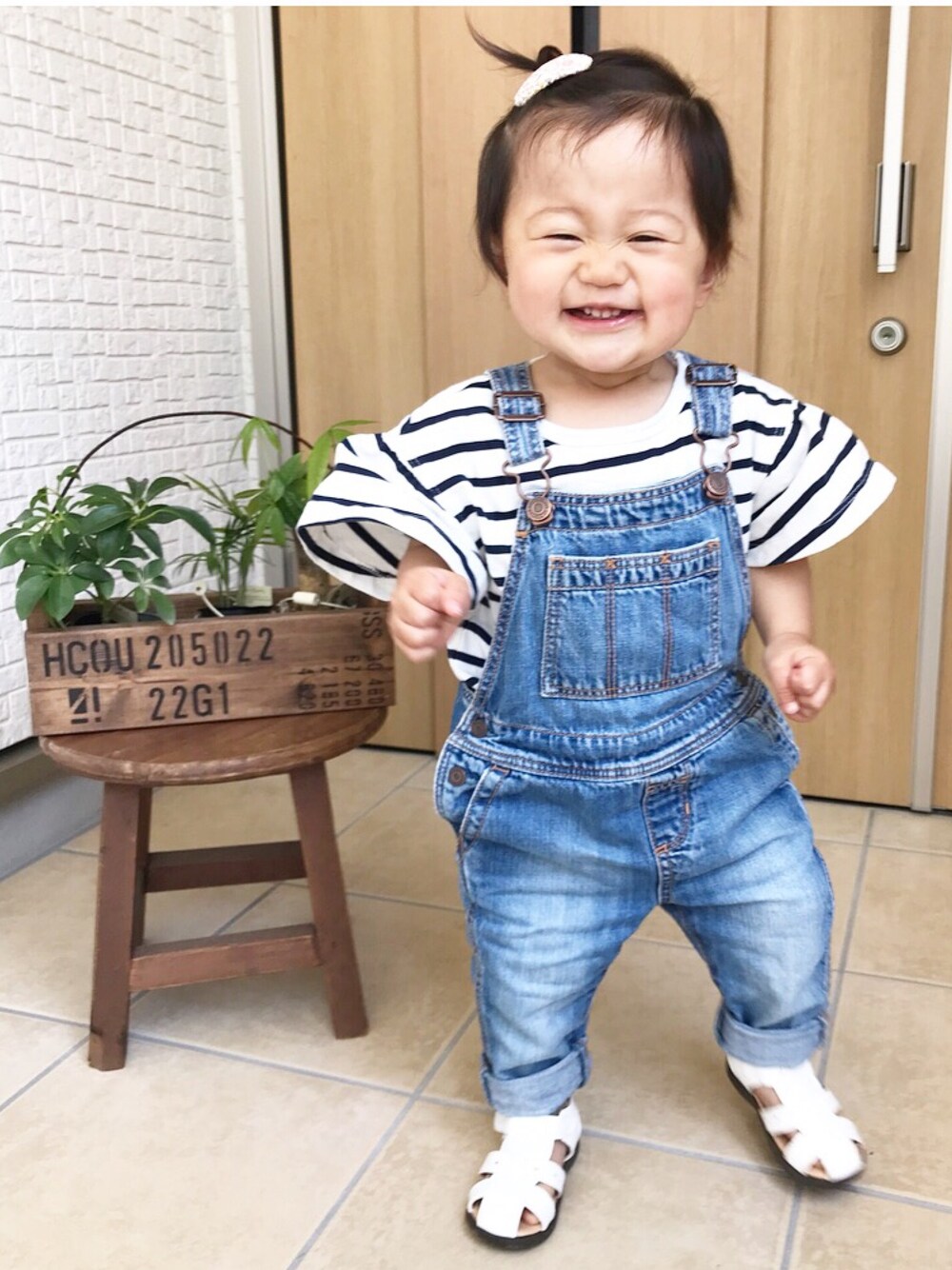 「1歳、1歳1ヶ月、女の子、女の子コーデ、キッズコーデ、キッズファッション、ボーダー、袖フリル、サロペット、オーバーオール」｜「西松屋のアイテム（Tシャツ/カットソー、ホワイト系）」を使った、_a_o_i_さん（キッズ・80cm）の春コーディネートの1枚目の写真