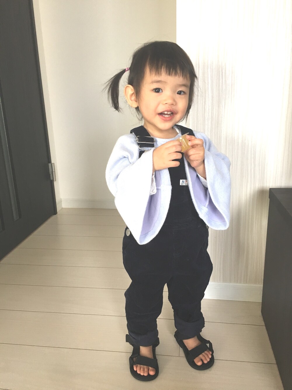 「女の子、1歳10ヶ月、フレアスリーブ、サロペット、オールインワン、スポーツサンダル、集まれ！北関東キッズ★」｜「petit mainの袖フレア長袖Tシャツ（Tシャツ/カットソー、パープル系）」を使った、Suikaaさん（キッズ・80cm）の春コーディネートの1枚目の写真