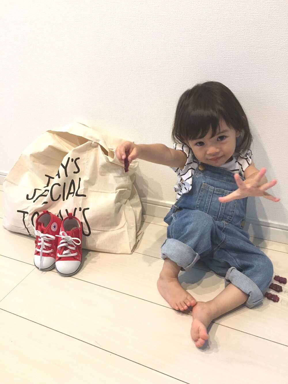 「女の子、袖フリル、タンクトップ、ボーダー、ボーダートップス、サロペット、デニム、赤コンバース、スニーカー」｜「GLOBAL WORKの【キッズ】ラッフルスリーブカットプルオーバー半袖/724058（Tシャツ/カットソー、その他）」を使った、Suikaaさん（キッズ・80cm）の夏コーディネートの1枚目の写真