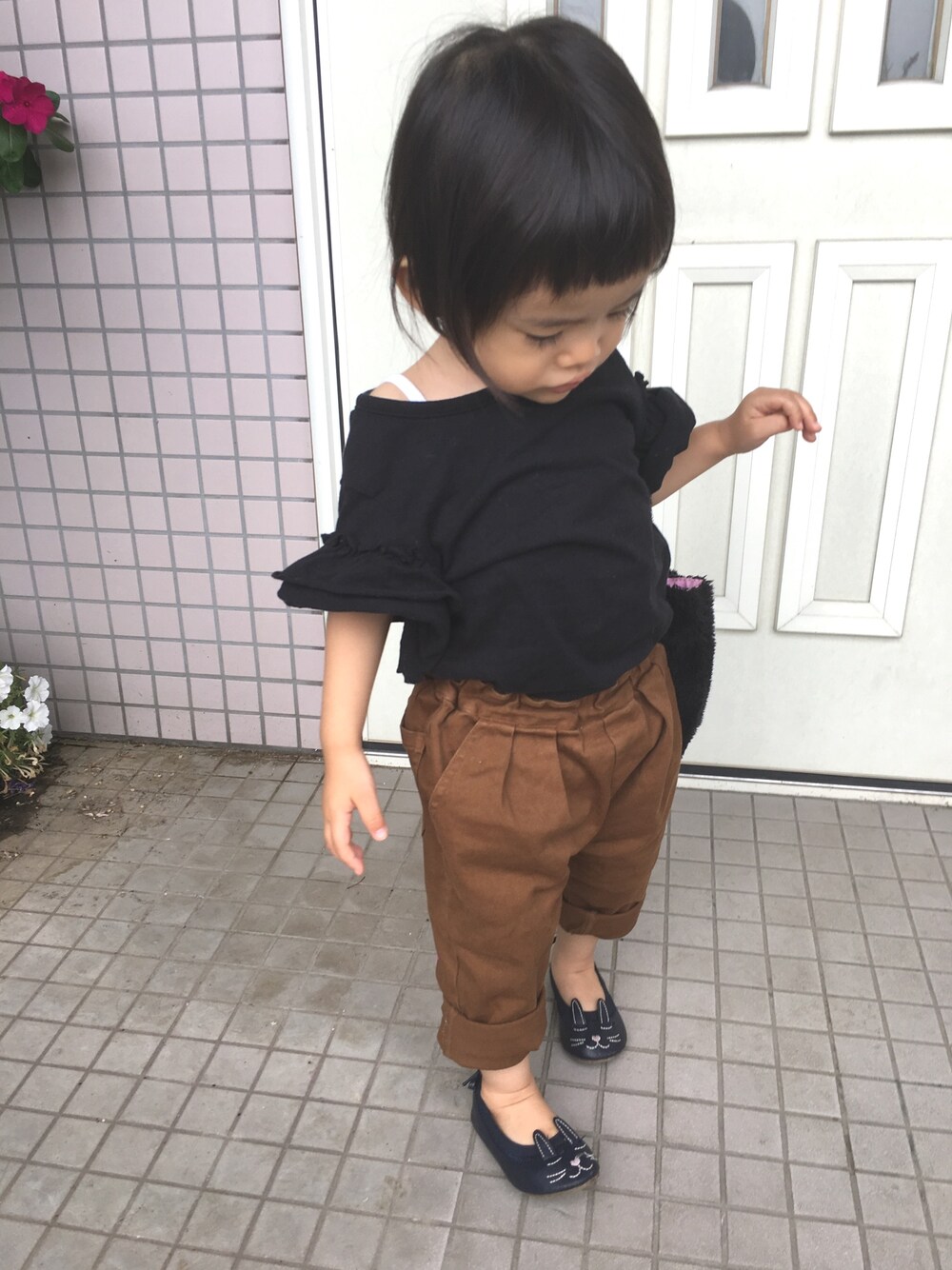 「Tシャツ、肩フリル、パンツスタイル、バレエシューズ、ブラック、ブラウン、秋色、集まれ！北関東キッズ★」｜「b・ROOMの袖フリル半袖Tシャツ（Tシャツ/カットソー、ブラック系）」を使った、Suikaaさん（キッズ・80cm）の夏コーディネートの1枚目の写真