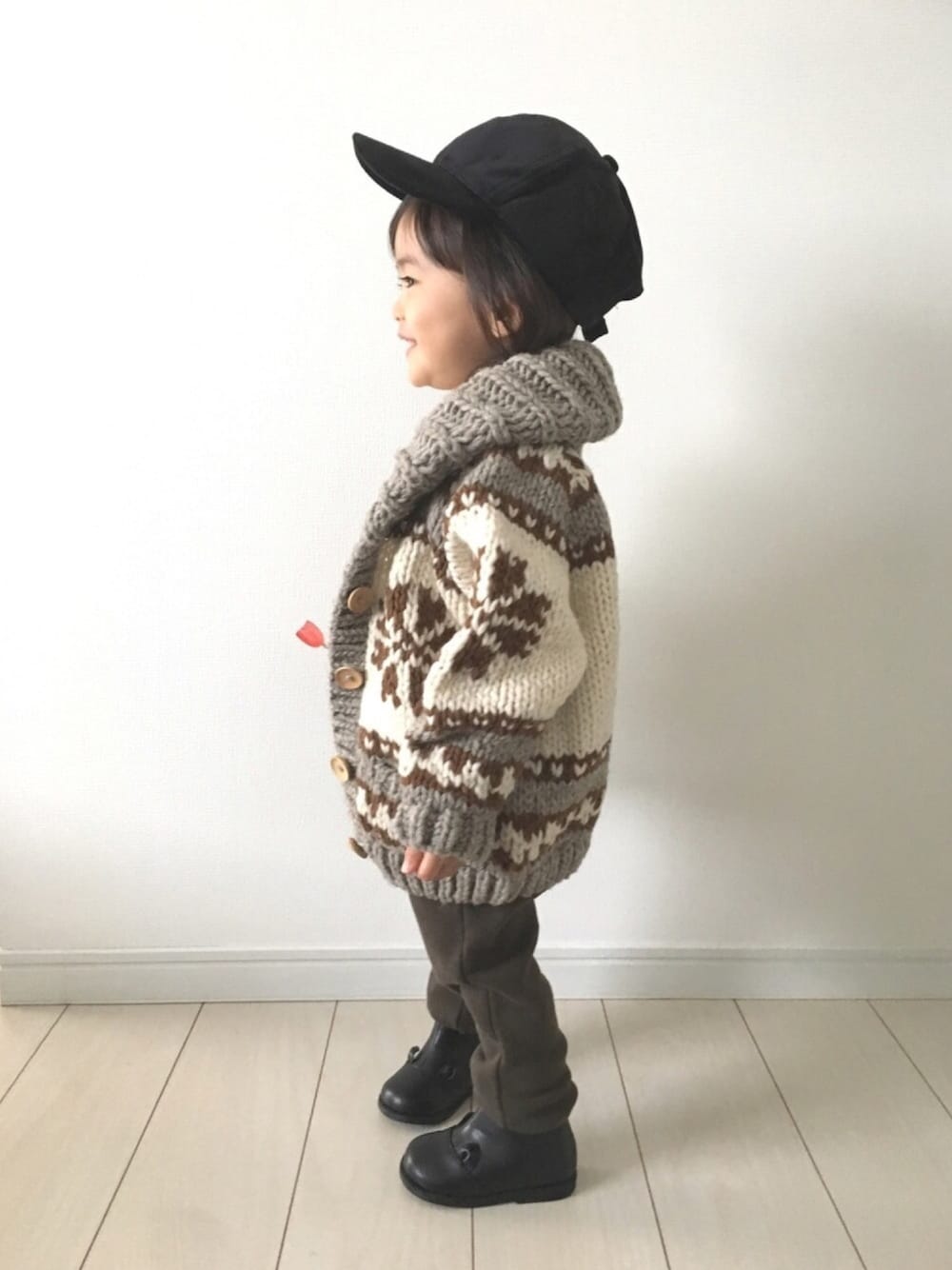 「おんなのこ、カウチン、スウェットパンツ、パンツスタイル、キャップ、サイドゴアブーツ、動物モチーフ、モノトーン、ボーイッシュ、集まれ！北関東キッズ★」｜「TODAYFULのキッズカウチンニット（Tシャツ/カットソー、グレー系）」を使った、Suikaaさん（キッズ・80cm）の冬コーディネートの1枚目の写真