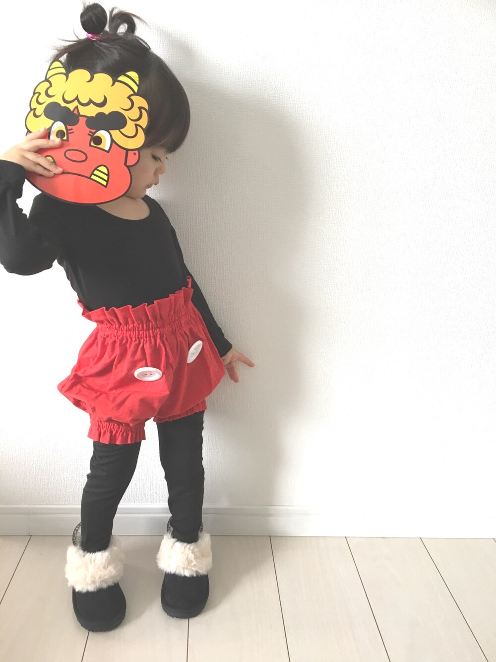 「節分、鬼、モノトーン、赤、かぼちゃパンツ、ショートブーツ、ムートンブーツ、集まれ！北関東キッズ★」｜「petit mainのフェイクムートンブーツ（ブーツ、ブラック系）」を使った、Suikaaさん（キッズ・80cm）の冬コーディネートの1枚目の写真