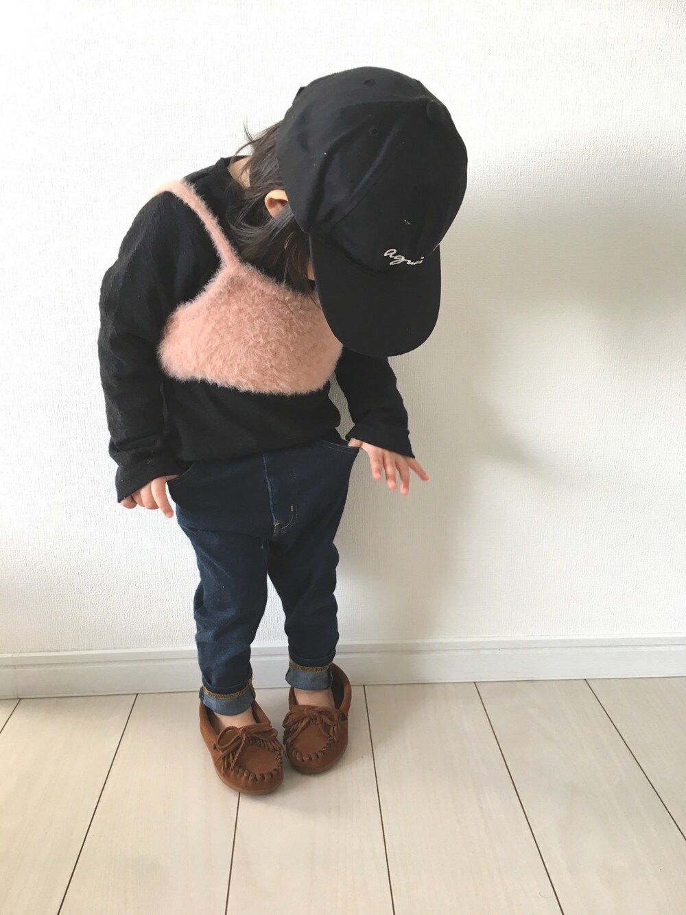 「キャップ、黒、ニットキャミソール、ビスチェ、ピンク、スキニーデニム、パンツスタイル、ロールアップ、モカシン、集まれ！北関東キッズ★」｜「petit mainのニットキャミソール＆長袖テレコTシャツセット（Tシャツ/カットソー、ピンク系）」を使った、Suikaaさん（キッズ・80cm）の冬コーディネートの1枚目の写真