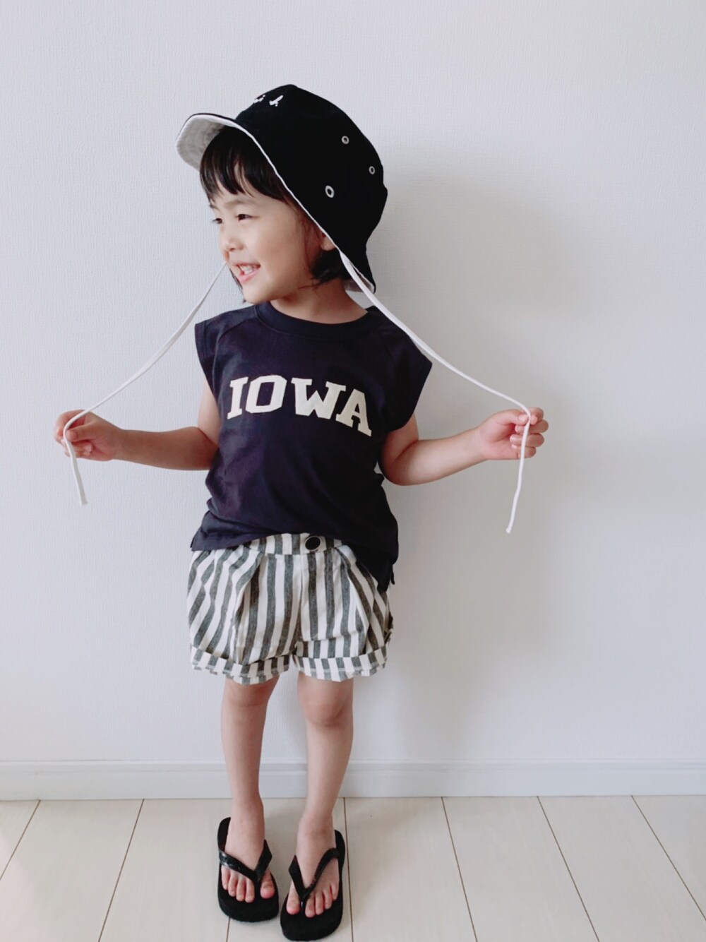 「バケットハット、Tシャツ、ロゴT、ノースリーブ、ショートパンツ、ストライプ、ビーチサンダル、モノトーン、集まれ！北関東キッズ★」｜「petit mainのロゴアップリケノースリーブTシャツ（Tシャツ/カットソー、ブラック系）」を使った、Suikaaさん（キッズ・90cm）の夏コーディネートの1枚目の写真