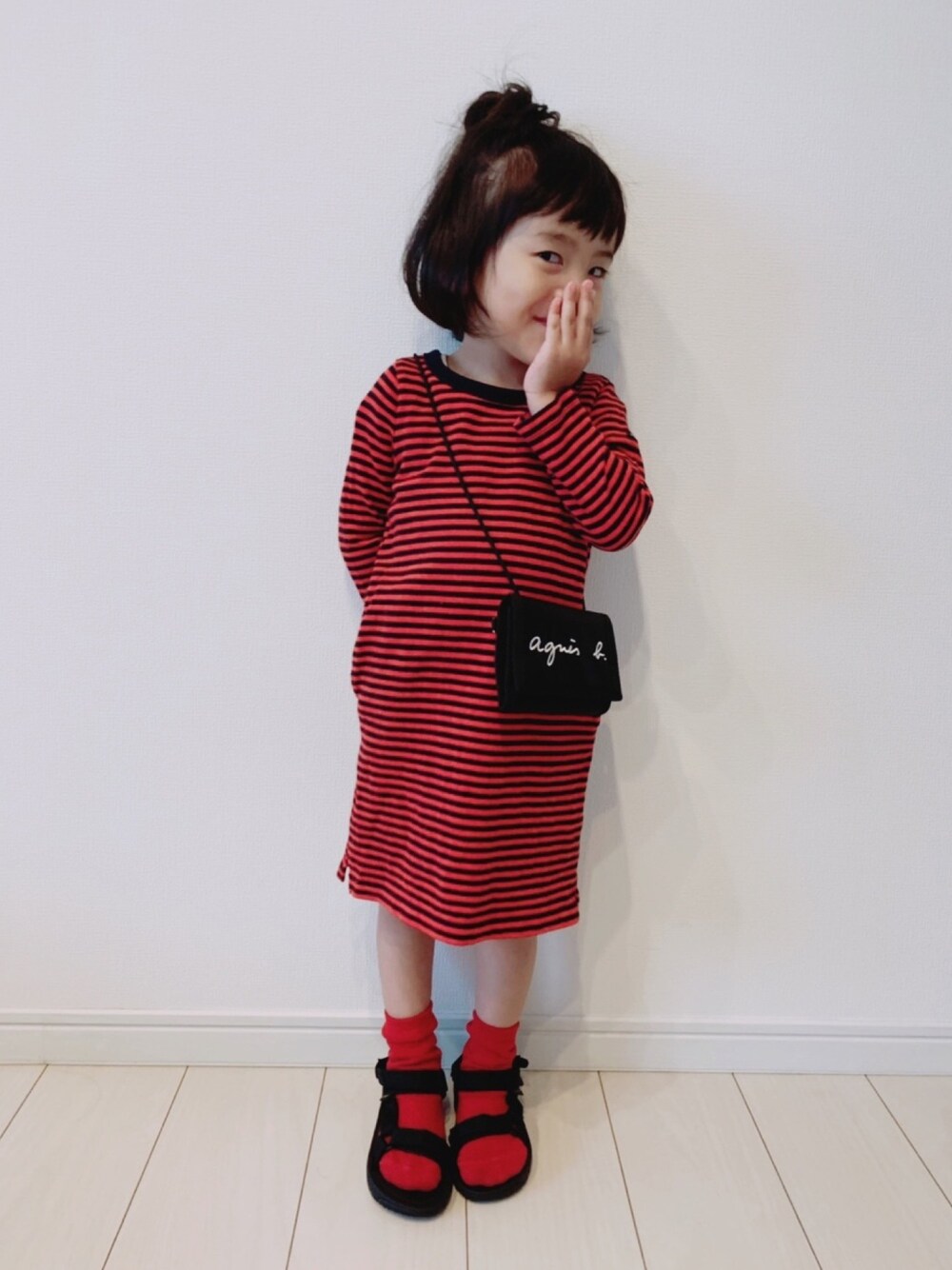 「ボーダー、ワンピース、靴下、サンダル、スポーツサンダル、集まれ！北関東キッズ★、財布、を、サコッシュ、のように」｜「quoti use fithの20/2 ミニバスクボーダーテンジク 8ブソデ ヒザタケワンピース（ワンピース、ブルー系）」を使った、Suikaaさん（キッズ・74cm）の夏コーディネートの1枚目の写真