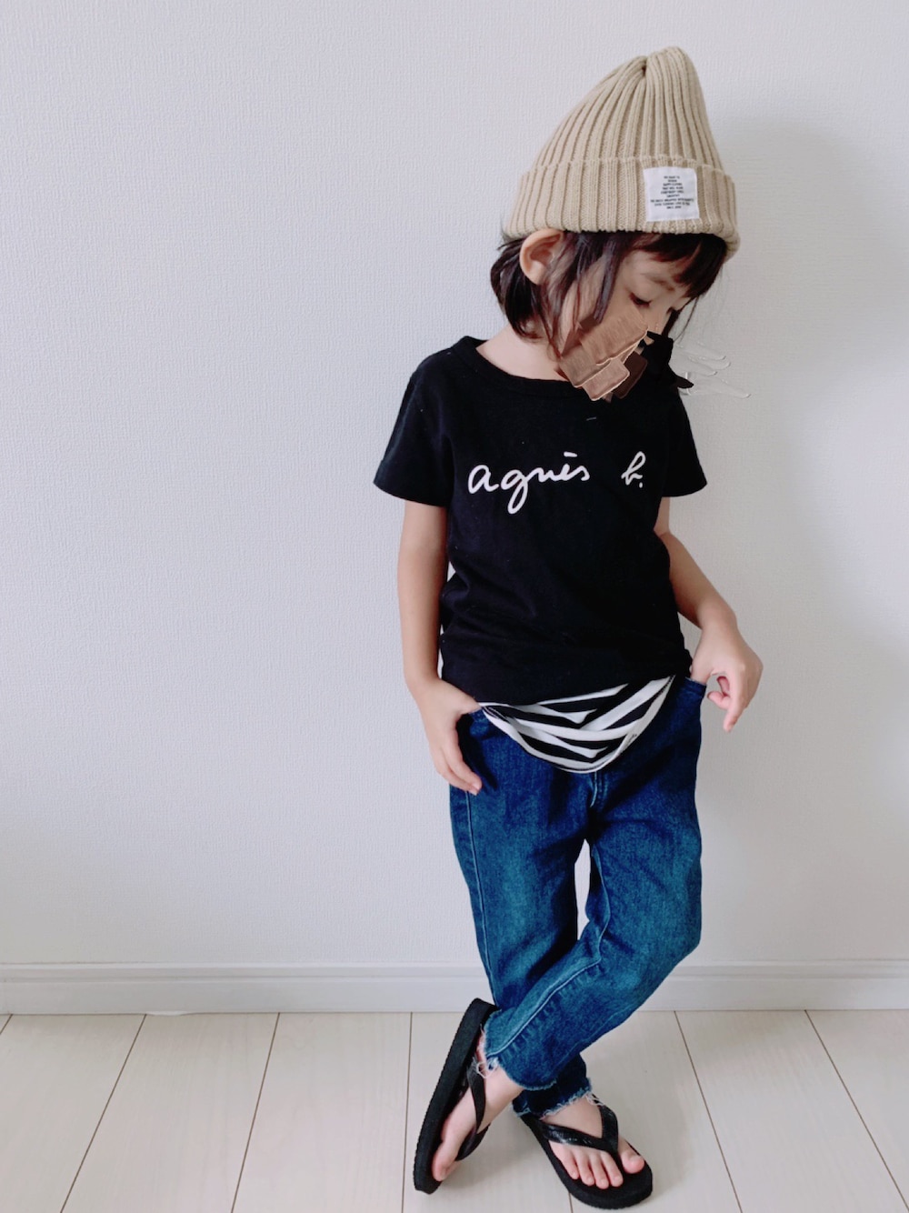 「夏のボーダーフェス、ニット帽、ロゴT、黒Tシャツ、タンクトップ、ボーダー、レイヤードスタイル、デニムパンツ、ビーチサンダル、集まれ！北関東キッズ★」｜「agnes b.のS137 E TS　ロゴTシャツ（Tシャツ/カットソー、ブラック系）」を使った、Suikaaさん（キッズ・90cm）の夏コーディネートの1枚目の写真