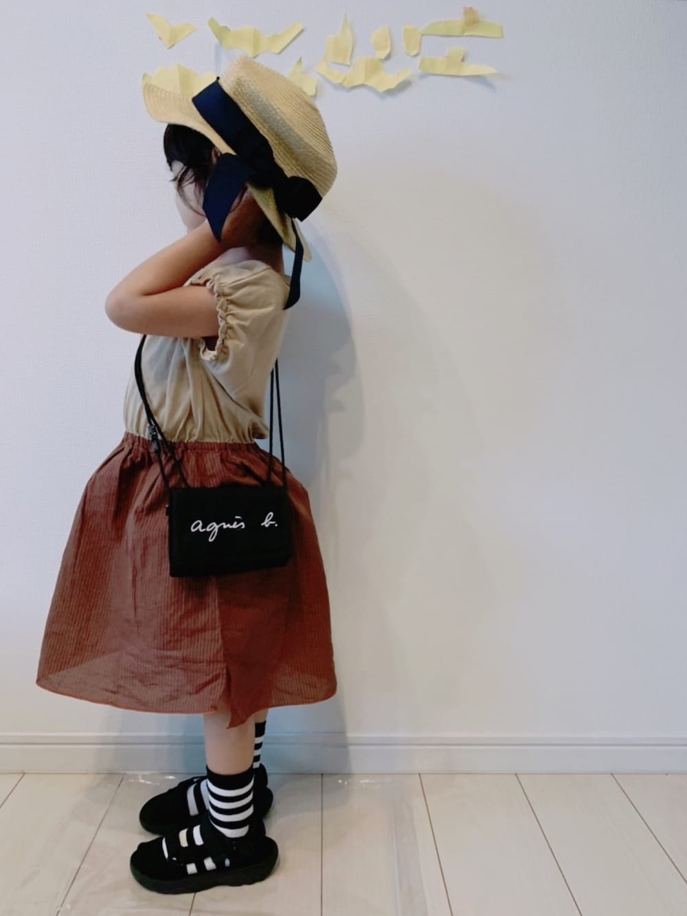 「夏のボーダーフェス、麦わら帽子、ワンピース、ブラウン、ワントーンコーデ、ボーダー、サンダルに靴下、スポーツサンダル、集まれ！北関東キッズ★」｜「SWAP MEET MARKETのマルチストライプ ヒザタケワンピース（ワンピース、ブラウン系）」を使った、Suikaaさん（キッズ・90cm）の夏コーディネートの1枚目の写真