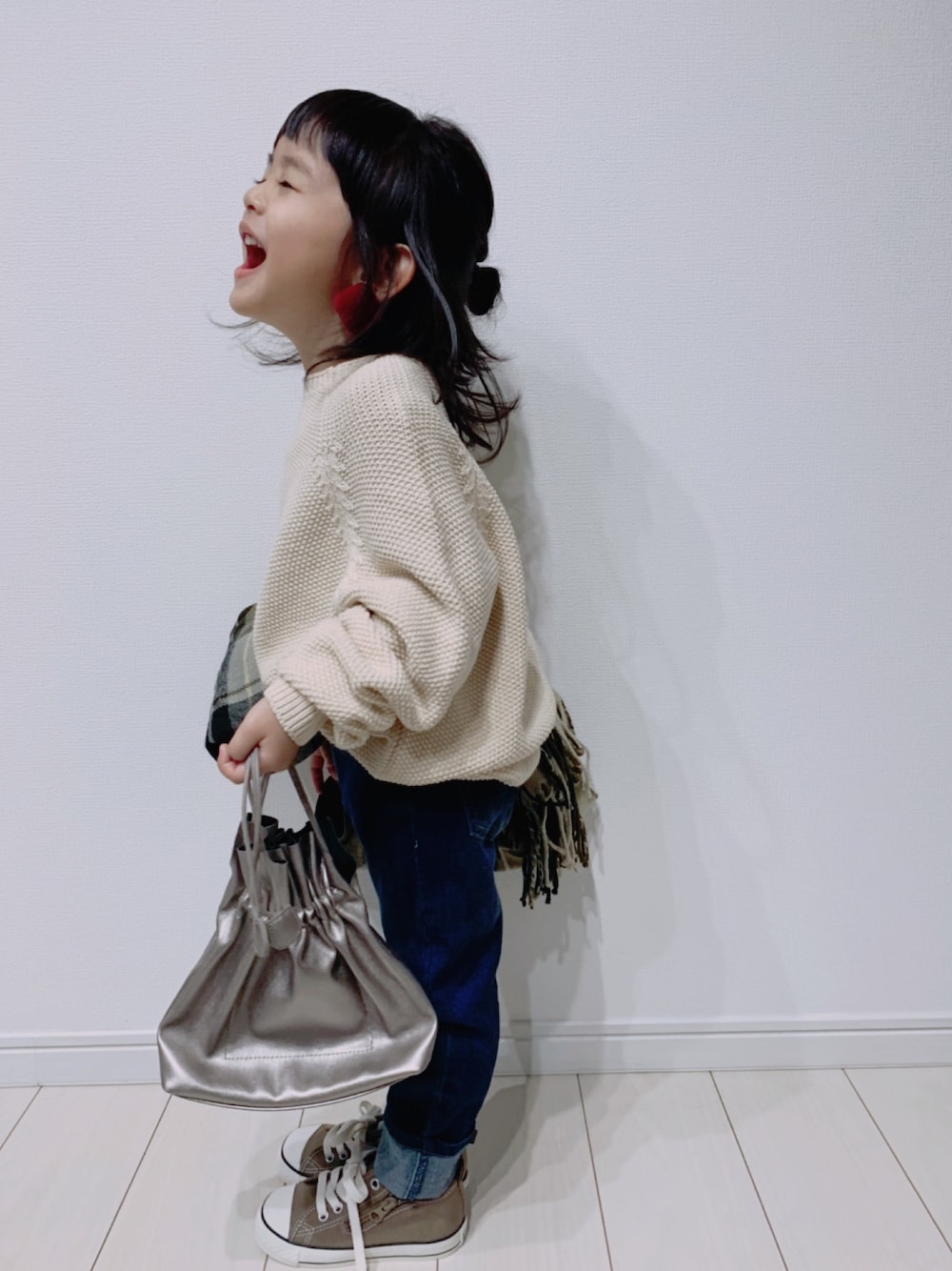 「白ニット、ボトルネック、スキニーデニム、スニーカー、マフラー、イヤリング、巾着バッグ、シンプルおしゃれが好き、集まれ！北関東キッズ★、年末WEAR感謝祭」｜「quoti use fithのカノコボトルネックセーター（ニット/セーター、ホワイト系）」を使った、Suikaaさん（キッズ・100cm）の冬コーディネートの1枚目の写真