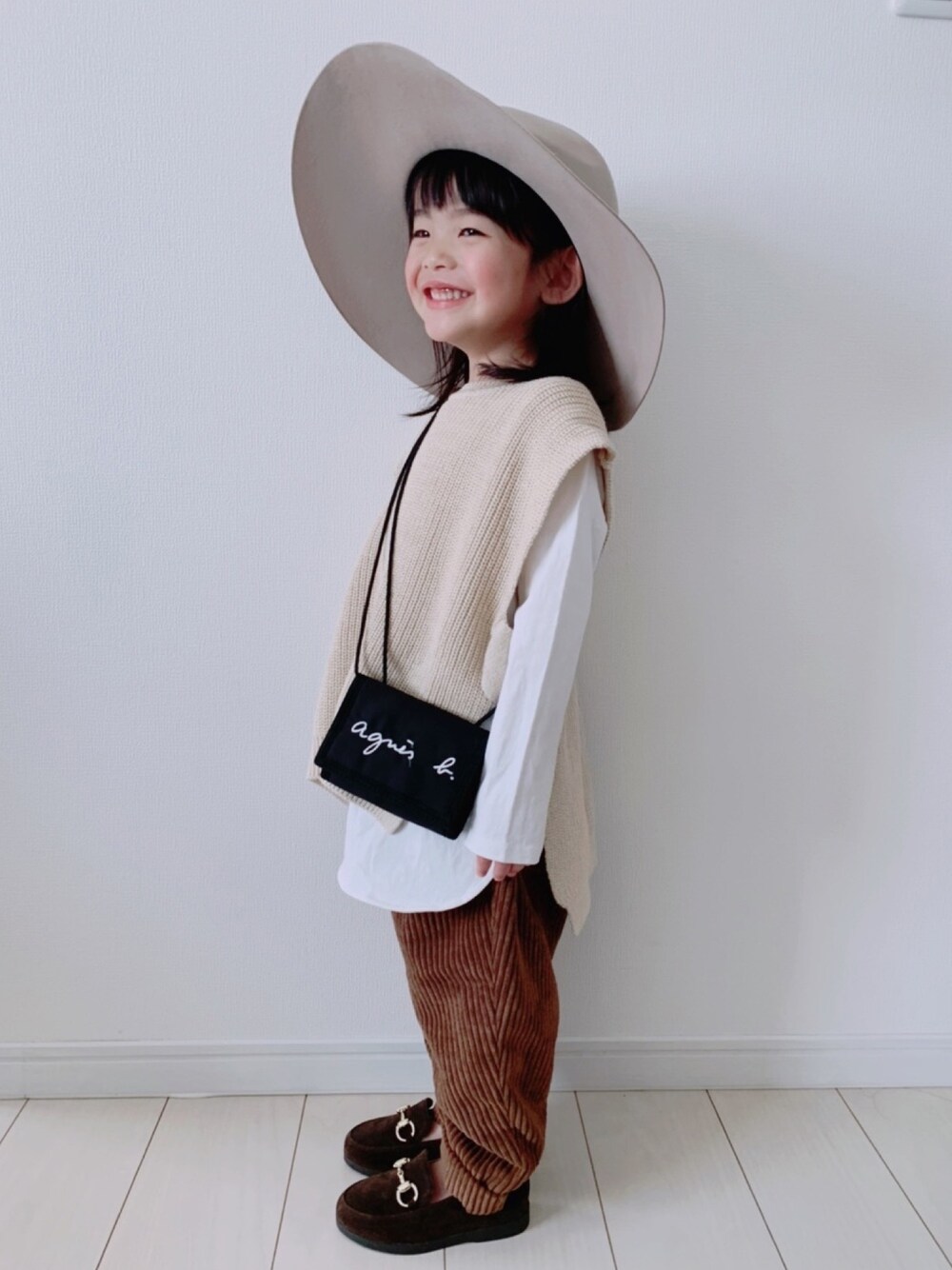 「フェルトハット、白Tシャツ、ニットベスト、コーデュロイパンツ、ビットローファー、ポシェット、ベージュ、ブラウン、集まれ！北関東キッズ★」｜「LOWRYS FARMのロングスリットプルオーバー　862253（Tシャツ/カットソー、ホワイト系）」を使った、Suikaaさん（キッズ・100cm）の冬コーディネートの1枚目の写真
