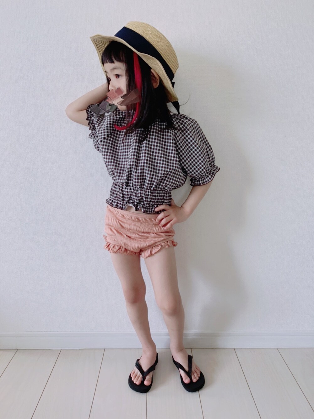 「夏先取り、カンカン帽、麦わら帽子、水着、セパレート、ギンガムチェック、ピンク、ビーチサンダル」｜「havaianasのhavaianas:TOP(KIDS)(15～21cm)（サンダル、ブラック系）」を使った、Suikaaさん（キッズ・100cm）の春コーディネートの1枚目の写真