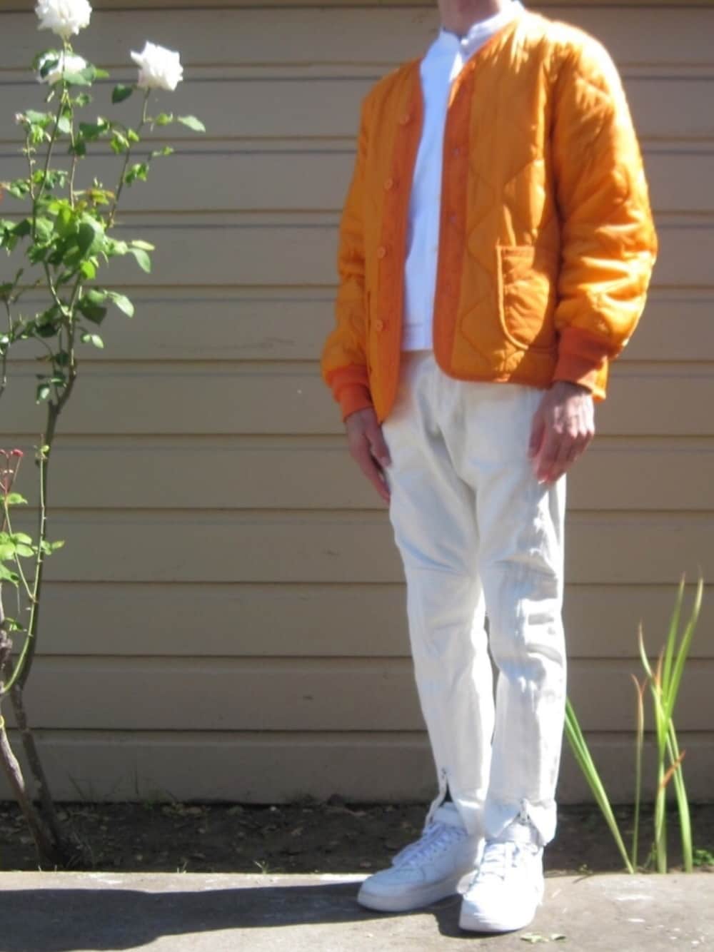「NIKE、driesvannoten、alpha、CYDERHOUSE、airforce1、alphaindustries」｜「Alpha Industriesのアイテム（ノーカラージャケット、オレンジ系）」を使った、chrisさん（メンズ・178cm）の秋コーディネートの1枚目の写真