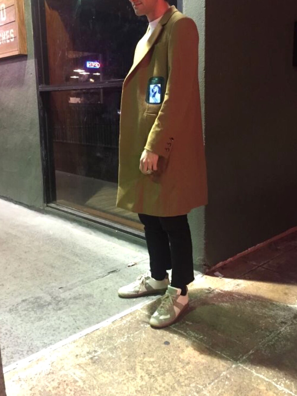 「undercover、Vivienne Westwood、MARGIELA」｜「UNDERCOVERのUCP4303（チェスターコート、ブラック系）」を使った、chrisさん（メンズ・170cm）の冬コーディネートの1枚目の写真