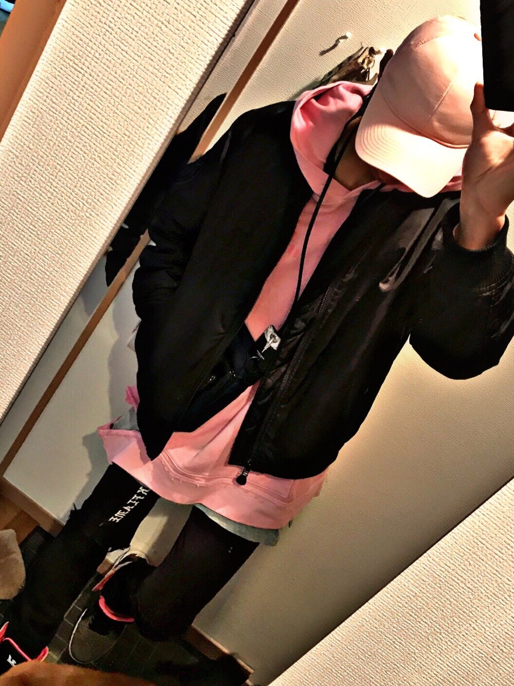 「SUPRA、BLACK FLAME、MARCELO BURLON、マルシェノア、stussy」｜「マルシェノアのアイテム（キャップ、ピンク系）」を使った、Takuya【Leo Moment】さん（メンズ・183cm）の冬コーディネートの1枚目の写真