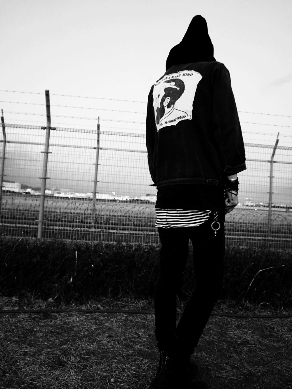 「VINTAGEのアイテム（デニムジャケット、ブラック系）」を使った、鬼崎  便器さん（メンズ・176cm）の冬コーディネートの1枚目の写真