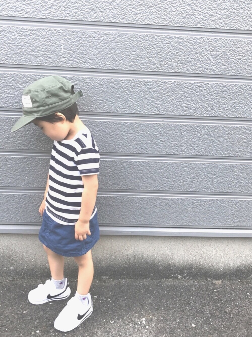 ホワイト系のTシャツ/カットソー、ブルー系のスカート、ホワイト系のスニーカーを着用したキッズの夏コーディネートの1枚目の写真