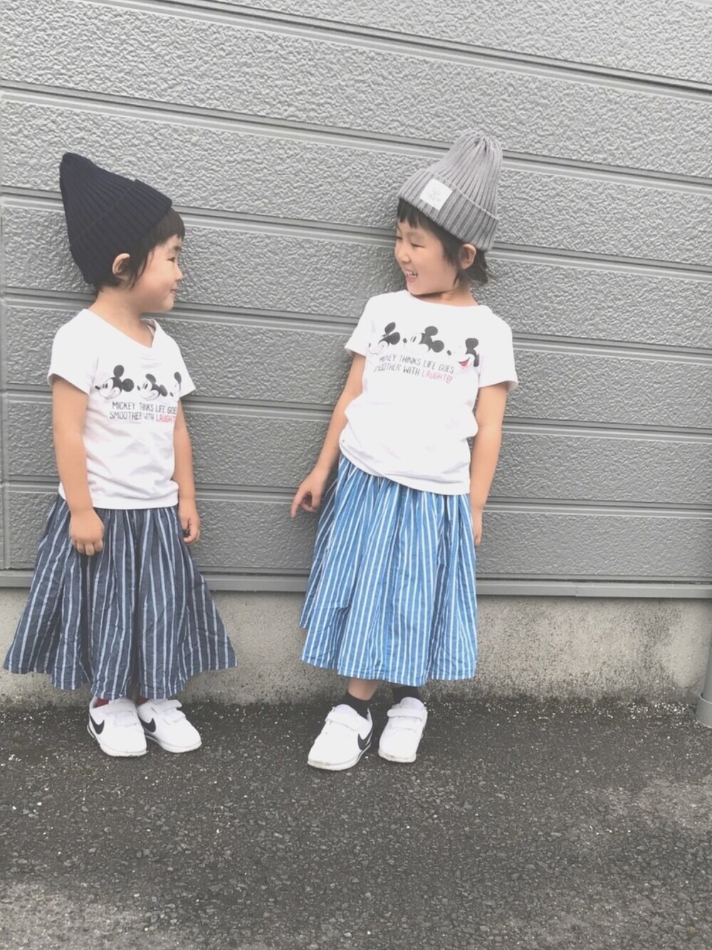 ホワイト系のスニーカー、ブルー系のスカート、ホワイト系のスニーカーを着用したキッズの秋コーディネートの1枚目の写真