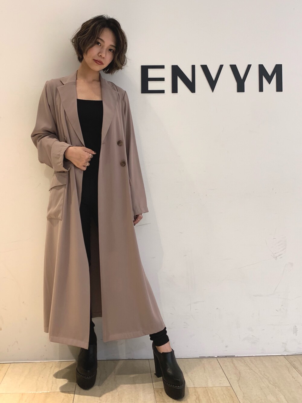 「秋のコーデ、シンプル、ベージュコーデ、ロングジャケット、ENVYM、envym_staff、envym_sendai、ショートヘア、ENVYMコーデ」｜「ENVYMのロングダブルＪＫ（その他アウター、ベージュ系）」を使った、RINAさん（レディース・153cm）の秋コーディネートの1枚目の写真