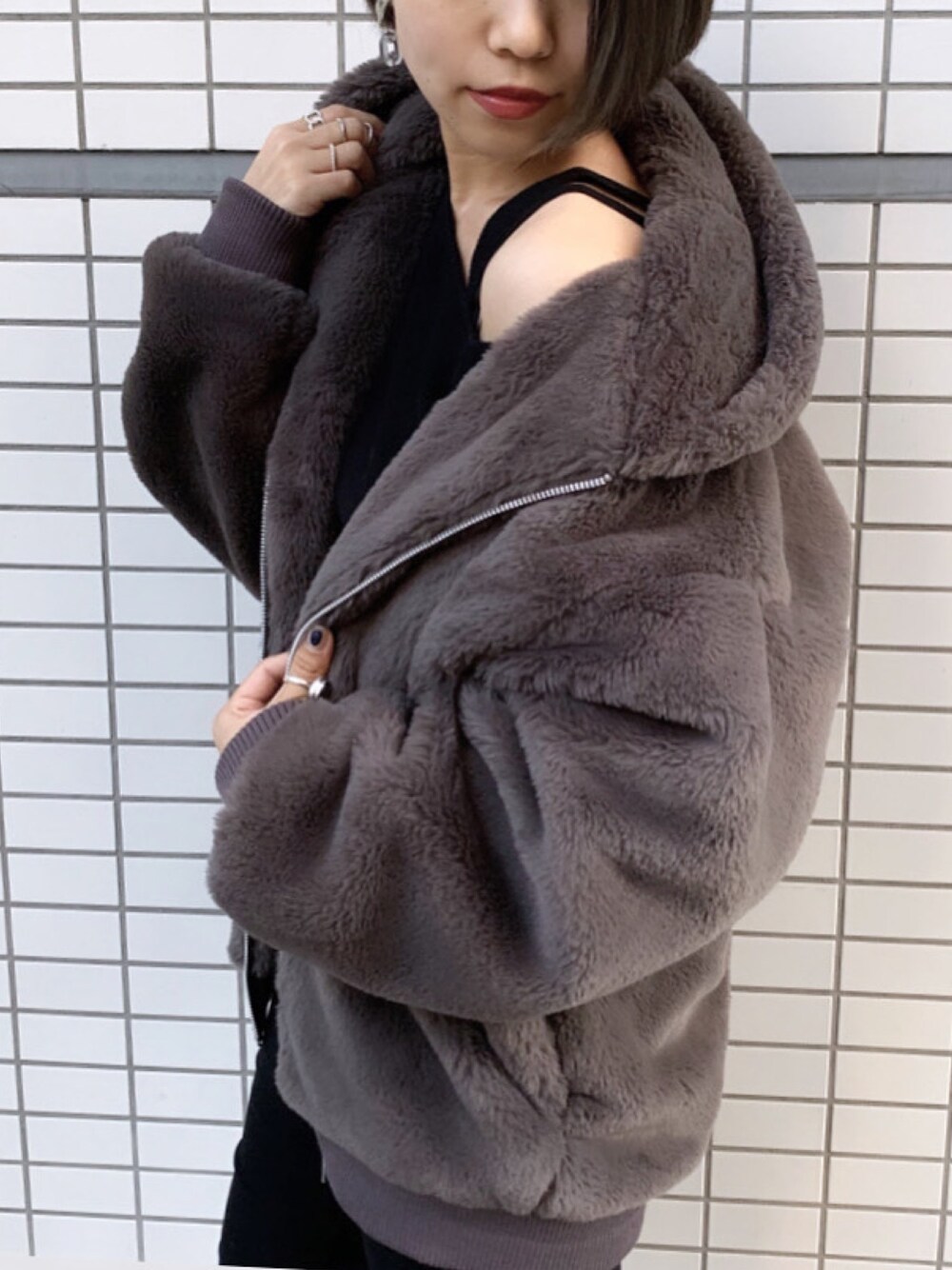 グレー系のその他アウターを着用したレディースの秋コーディネートの1枚目の写真