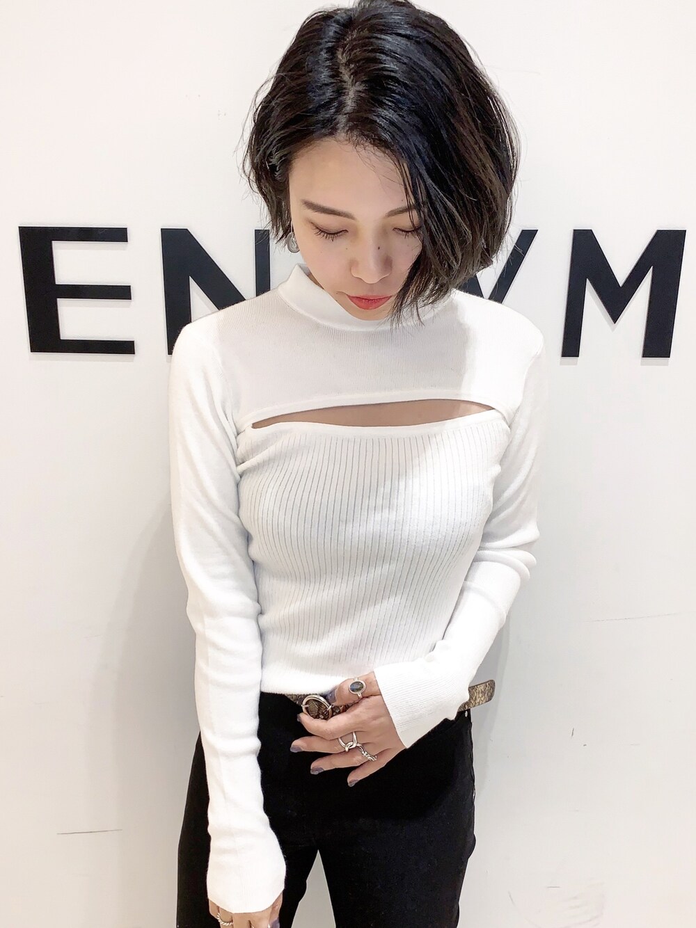 「ENVYM、envym_staff、envym_sendai、カッティング、バストオープン、ニット、プチハイネック、ホワイト、ショートヘア、仙台」｜「ENVYMのＯＰＥＮ ＦＲＯＮＴ ＫＮＩＴ ＰＯ（ニット/セーター、ホワイト系）」を使った、RINAさん（レディース・153cm）の冬コーディネートの1枚目の写真