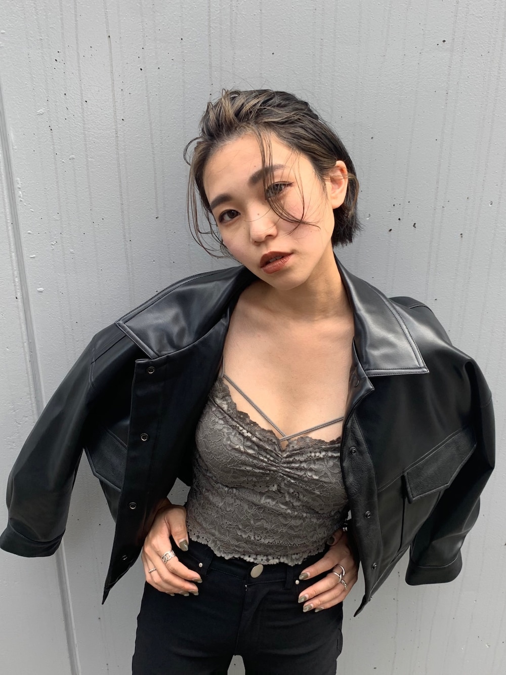 ブラック系のその他アウター、グリーン系のキャミソールを着用したレディースの夏コーディネートの1枚目の写真