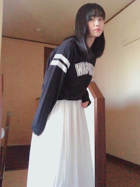 「ブラック×ホワイト」｜「アイテム（スウェット）」を使った、依那さん（レディース・160cm）の秋コーディネート