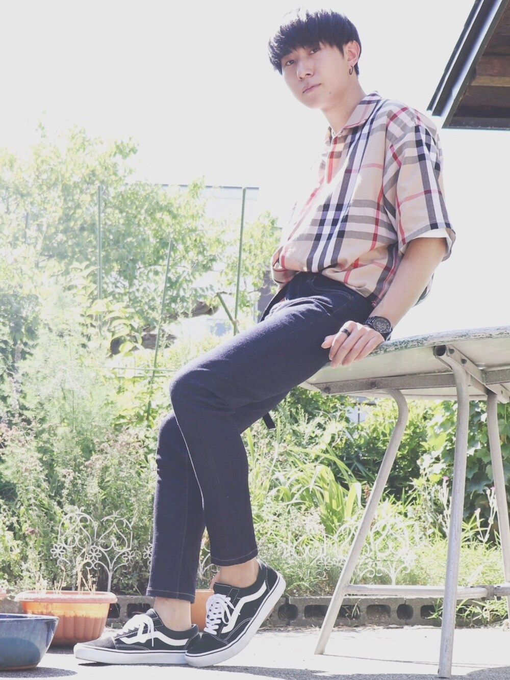 ホワイト系のTシャツ/カットソー、ブルー系のデニムパンツ、ブラック系のスニーカーを着用したメンズの夏コーディネートの1枚目の写真