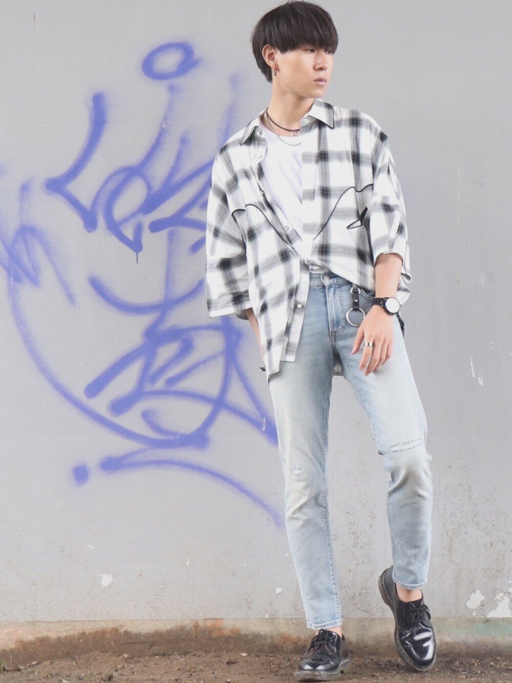 ブラック系のその他シューズ、ブルー系のデニムパンツ、ホワイト系のTシャツ/カットソーを着用したメンズの夏コーディネートの1枚目の写真