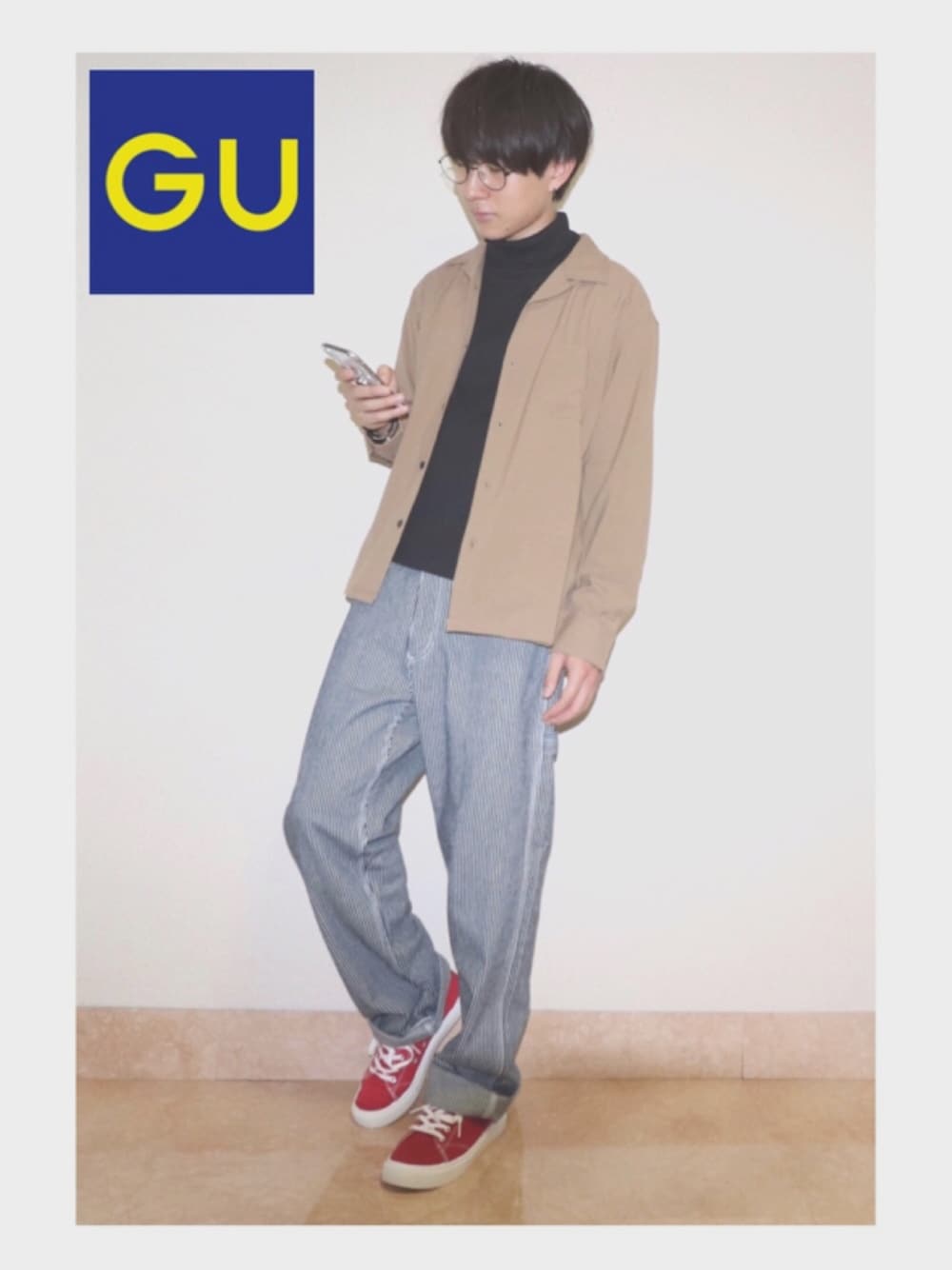 その他のその他パンツ、レッド系のスニーカー、ベージュ系のシャツ/ブラウスを着用したメンズの秋コーディネートの1枚目の写真