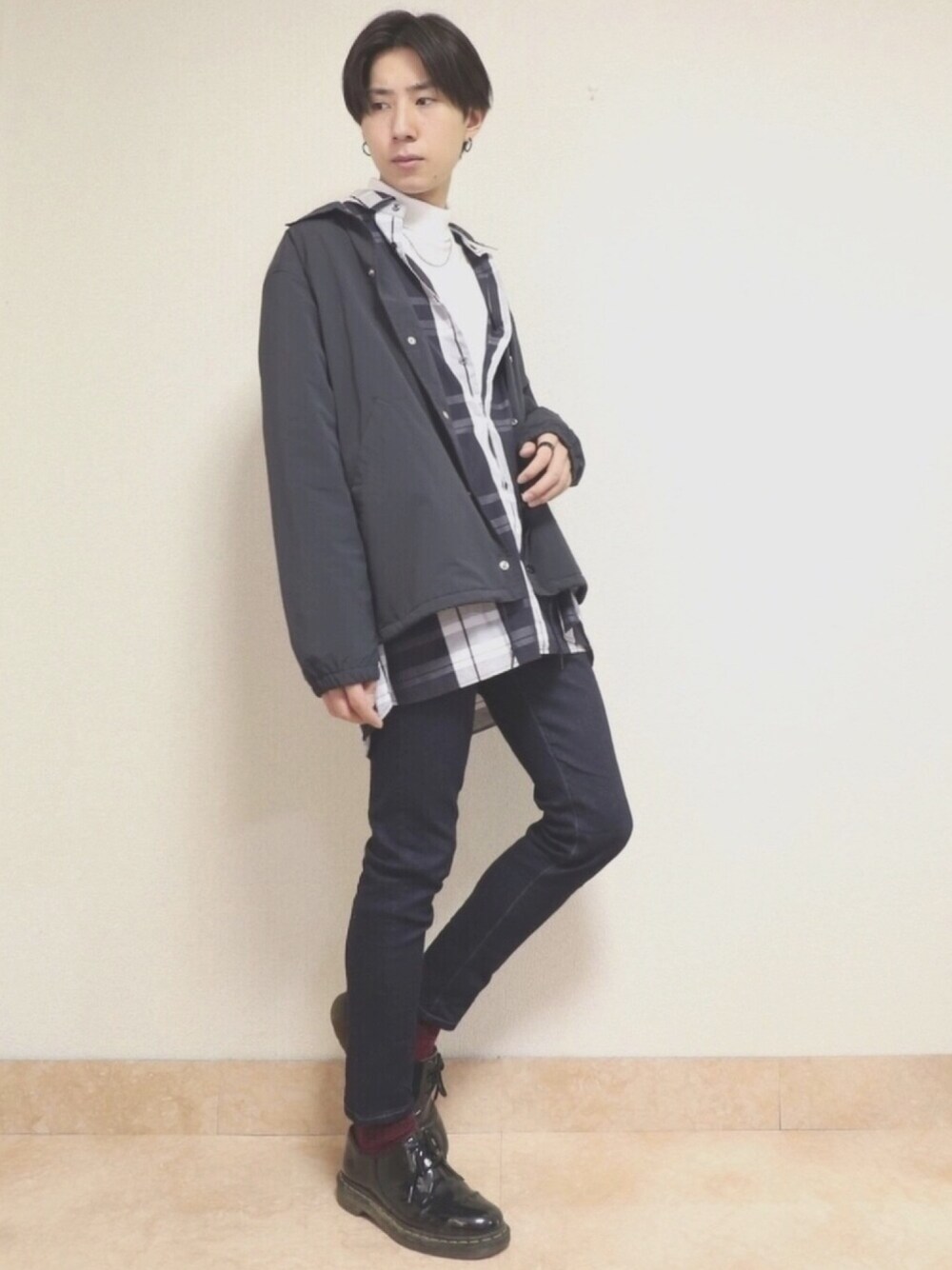 ブラック系のその他シューズ、ブルー系のデニムパンツ、ブラック系のブルゾンを着用したメンズの秋コーディネートの1枚目の写真