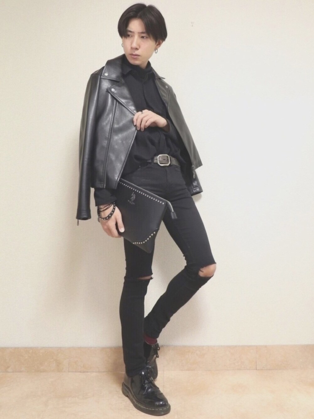 ブラック系のTシャツ/カットソー、ブラック系のシャツ/ブラウス、ブラック系のクラッチバッグを着用したメンズの秋コーディネートの1枚目の写真