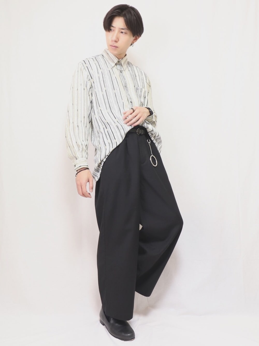 イエロー系のシャツ/ブラウス、ブラック系のその他パンツ、ブラック系のスリッポンを着用したメンズの秋コーディネートの1枚目の写真