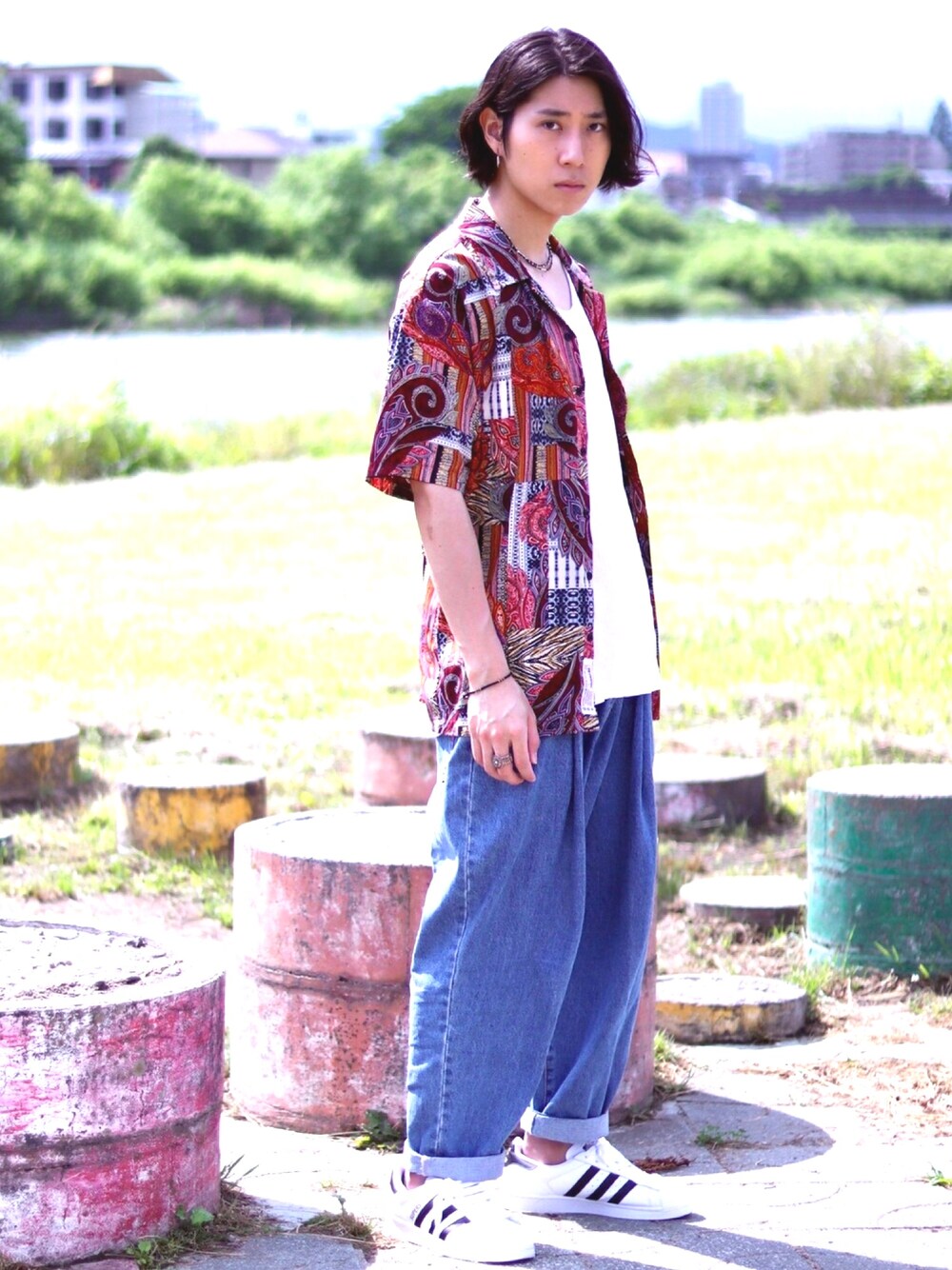 その他のシャツ/ブラウス、ホワイト系のタンクトップ、ブルー系のその他パンツを着用したメンズの夏コーディネートの1枚目の写真