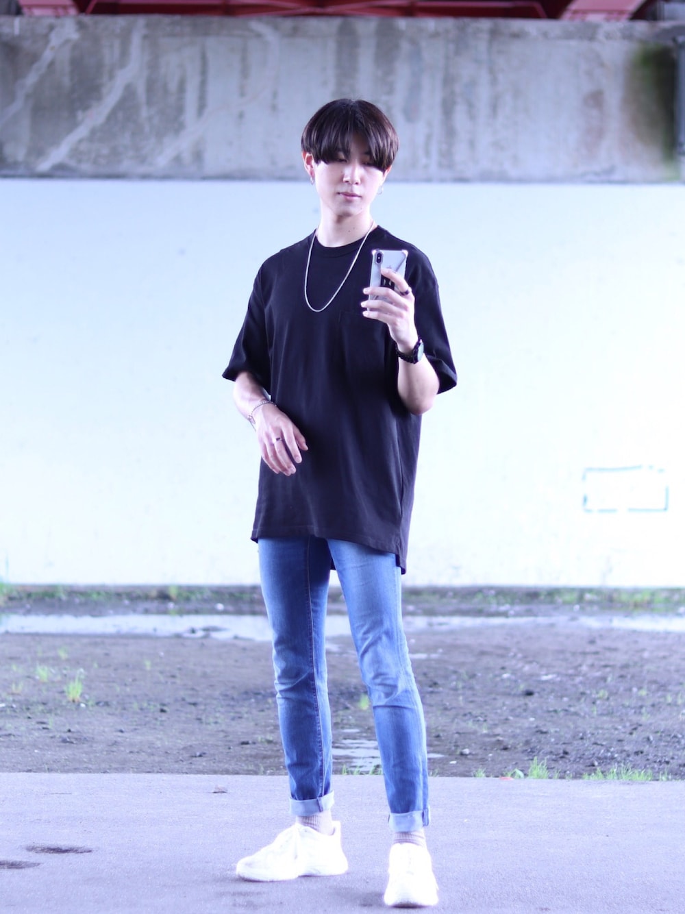 ホワイト系のTシャツ/カットソー、ホワイト系のスニーカー、ブルー系のパンツを着用したメンズの夏コーディネートの1枚目の写真