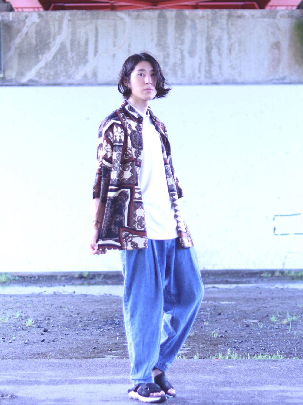 ベージュ系のシャツ/ブラウス、ホワイト系のTシャツ/カットソー、ブルー系のその他パンツを着用したメンズの夏コーディネートの1枚目の写真