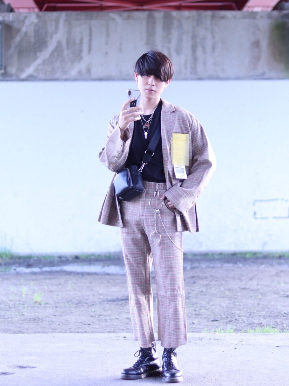 ブラック系のボディバッグ/ウエストポーチ、ブラック系のブーツ、その他のセットアップを着用したメンズの夏コーディネートの1枚目の写真