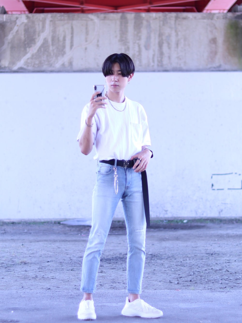 ホワイト系のTシャツ/カットソー、ブルー系のデニムパンツ、ホワイト系のスニーカーを着用したメンズの夏コーディネートの1枚目の写真