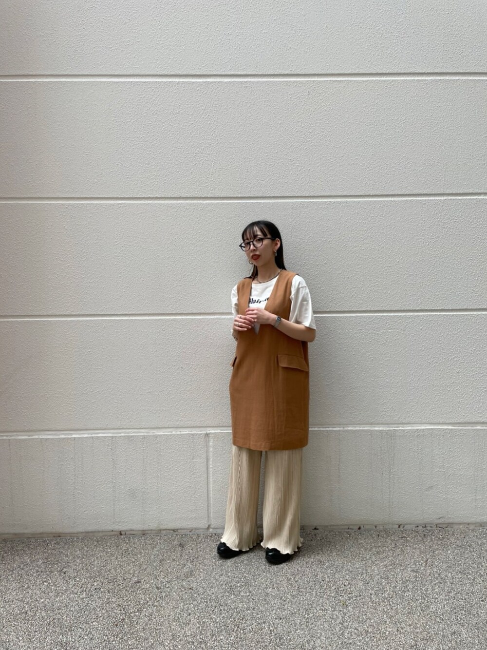 「春、ビッグシルエット、春服、ショートヘア、ベスト、CPCM、レイヤードスタイル、ロゴT、NIKE、黒縁メガネ」｜「CPCMのアイテム（ベスト、ブラウン系）」を使った、RINAさん（レディース・157cm）の春コーディネートの1枚目の写真