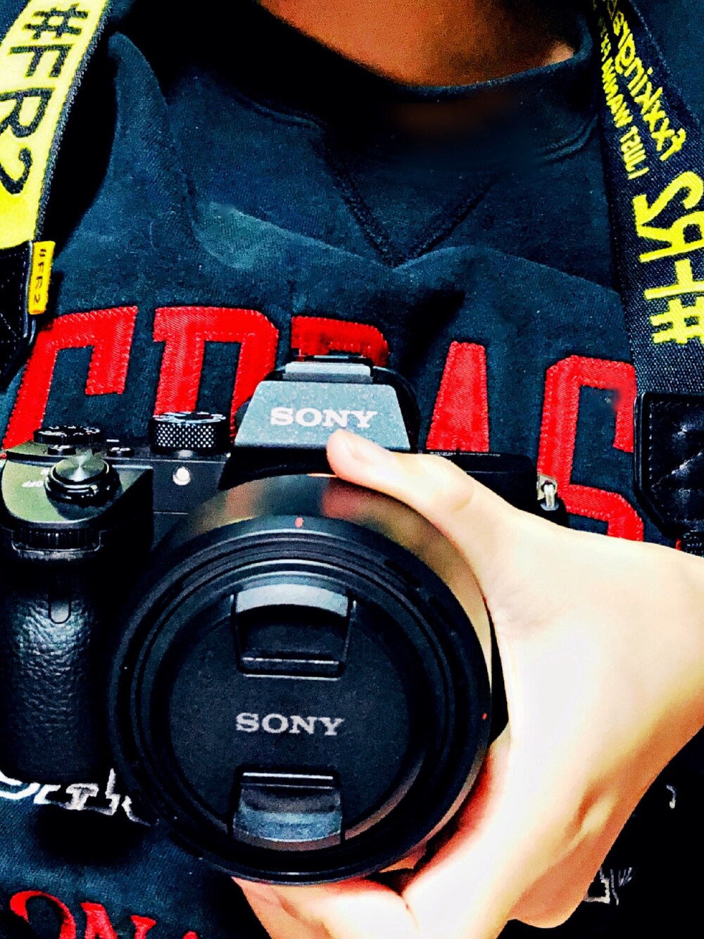 「やっぱりストリートが好き、おしゃれさんと繋がりたい、秋冬コーデ、黒、ゆるコーデ、ストリート、スウェット、プチプラ、モノトーン、FR2」｜「FR2のアイテム（ファッション雑貨、イエロー系）」を使った、marugaoさん（レディース・163cm）の秋コーディネートの1枚目の写真