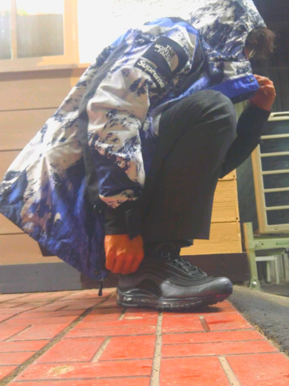 「supreme、tbf、airmax、metallic hematite、AIRMAX97」｜「GIORGIO ARMANIのアイテム（セットアップ、シルバー系）」を使った、bayacoさん（メンズ・169cm）の春コーディネートの1枚目の写真