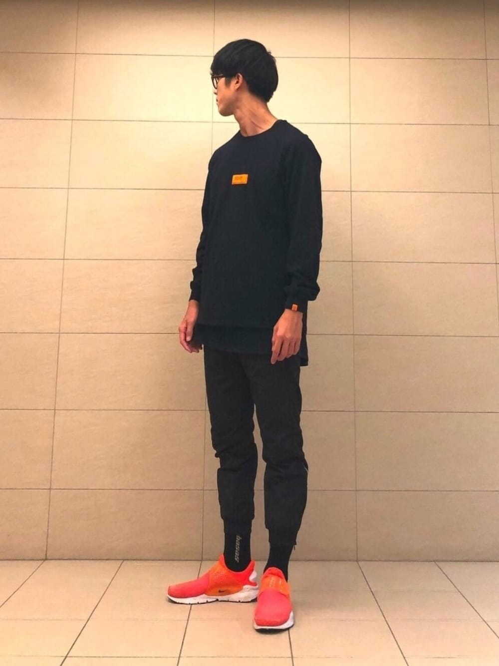 「秋コーデ、スポーツミックス、calabasas、ナイロンパンツ、トラックパンツ、ロンT、スキニー、オーバーサイズ、ブラック、ストリート」｜「UNIVERSAL OVERALLの▽UNIVERSAL OVERALL/ユニバーサルオーバーオール 別注6oz LOGO Long Sleeve T-Shirt/ロゴロングスリーブTシャツ（Tシャツ/カットソー、ブラック系）」を使った、natsukiさん（メンズ・187cm）の秋コーディネートの1枚目の写真