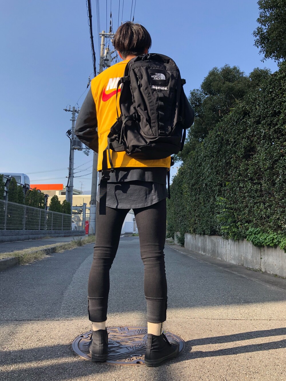 ブラック系のスニーカー、ブラック系のパンツ、ブラック系のTシャツ/カットソーを着用したメンズの冬コーディネートの1枚目の写真
