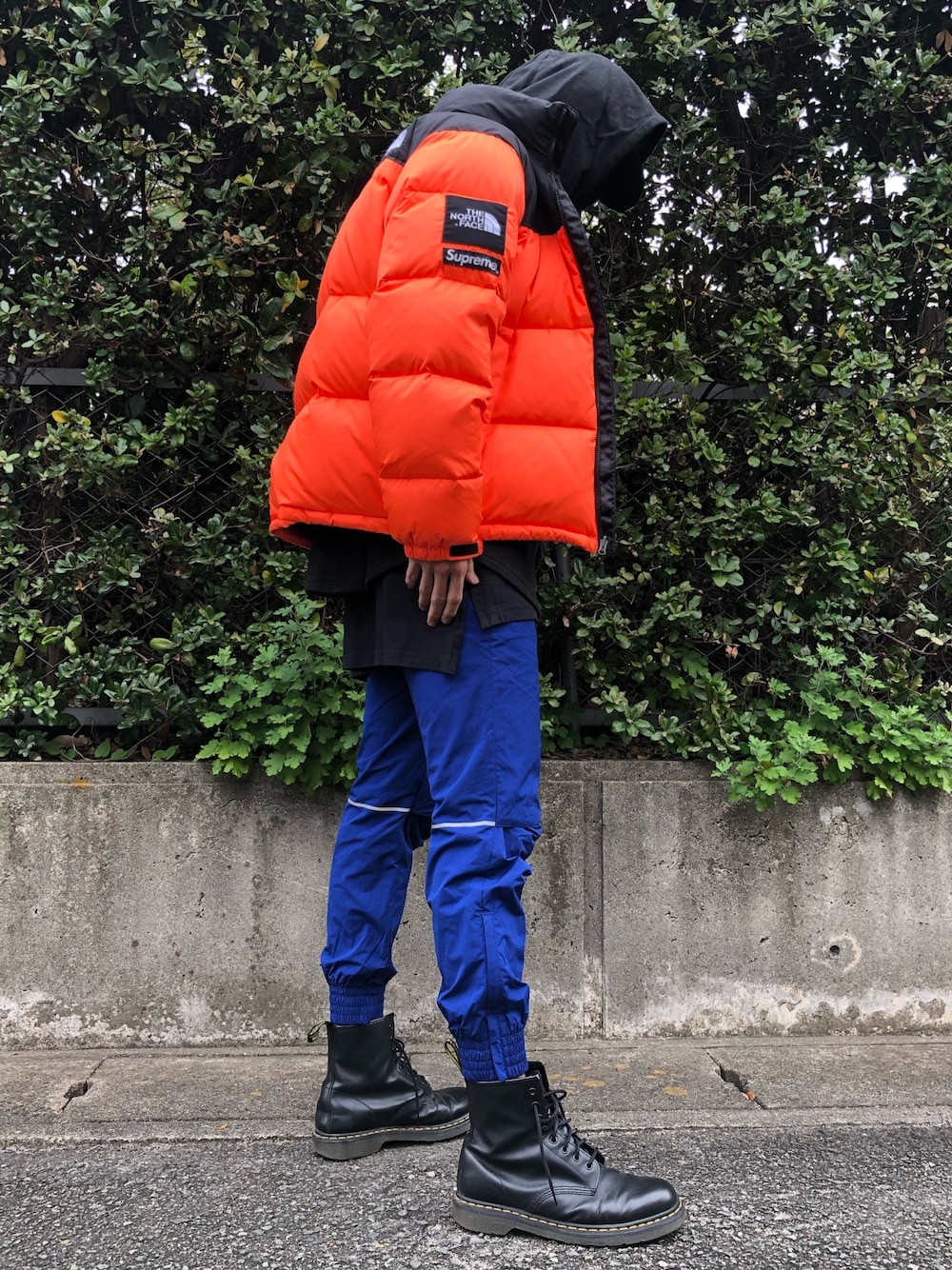 「やっぱりストリートが好き、ヌプシ、ダウンジャケット、オレンジ、supreme、Supreme x The North Face、ナイロンパンツ、ストリート、ストリートMIX、レイヤードスタイル」｜「Dr. MartensのDr.Martens/ドクターマーチン　1460 8EYEBOOT（ブーツ、ブラック系）」を使った、natsukiさん（メンズ・187cm）の秋コーディネートの1枚目の写真