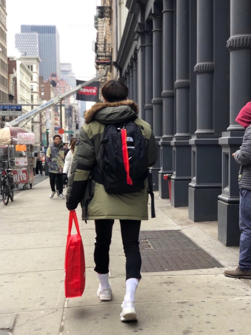 「オーバーサイズ、street、スポーツミックス、ソックスイン、ダウンジャケット、旅行、ショッピング、Supreme x The North Face、travel、買い物」｜「adidas Originalsのadidas Originals YUNG-1（スニーカー、ホワイト系）」を使った、natsukiさん（メンズ・187cm）の春コーディネートの1枚目の写真