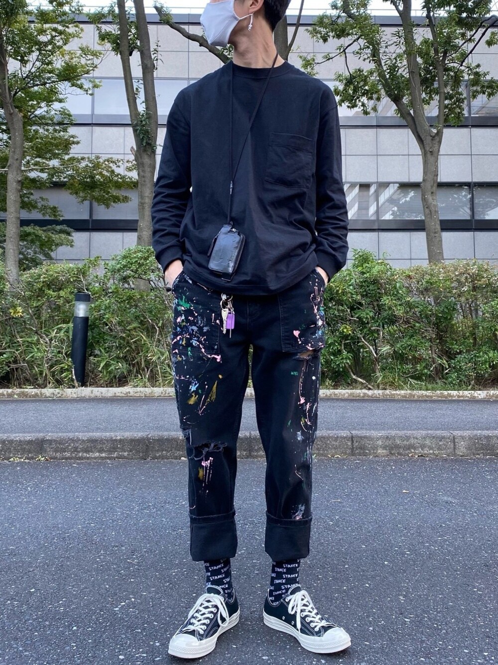 「シンプルコーデ、オールブラック、オールブラックコーデ、プチプラ、ロールアップ、wearhalloween2020、マスク、CT70s、ペイント、UNIQLO U」｜「PLAY COMME des GARCONSのConverse × PLAY COMME des GARÇONS （スニーカー、ブラック系）」を使った、natsukiさん（メンズ・187cm）の秋コーディネートの1枚目の写真