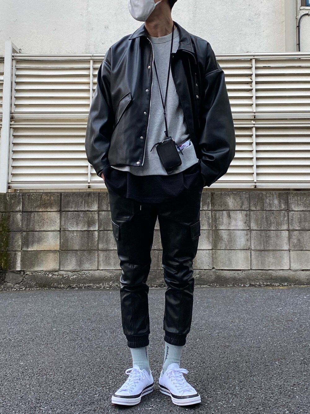 「レザージャケット、レザーパンツ、レザーセットアップ、セットアップ、フェイクレザー、RYOTAKASHIMA、グレースウェット、スウェット、RUSSELL ATHLETIC、チョコ色に染まれ」｜「CONVERSEのアイテム（スニーカー、ホワイト系）」を使った、natsukiさん（メンズ・187cm）の冬コーディネートの1枚目の写真