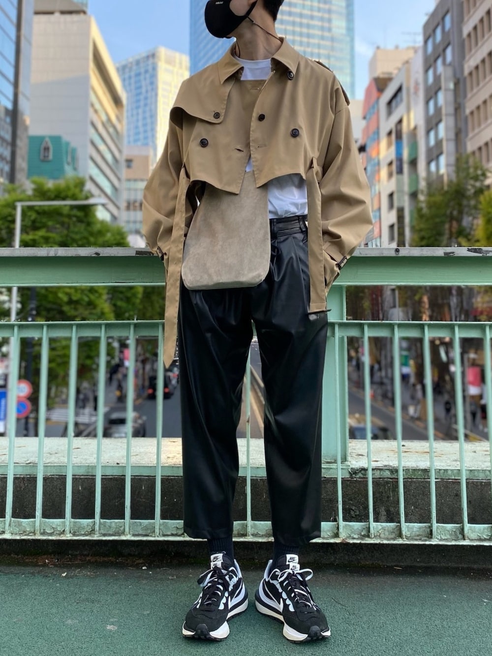 「春コーデ、レザーパンツ、フェイクレザー、RYOTAKASHIMA、sacai、ショート丈トップス、ショート丈、ショート丈アウター、トレンチコート、+J」｜「NIKEのアイテム（スニーカー、ブラック系）」を使った、natsukiさん（メンズ・187cm）の春コーディネートの1枚目の写真
